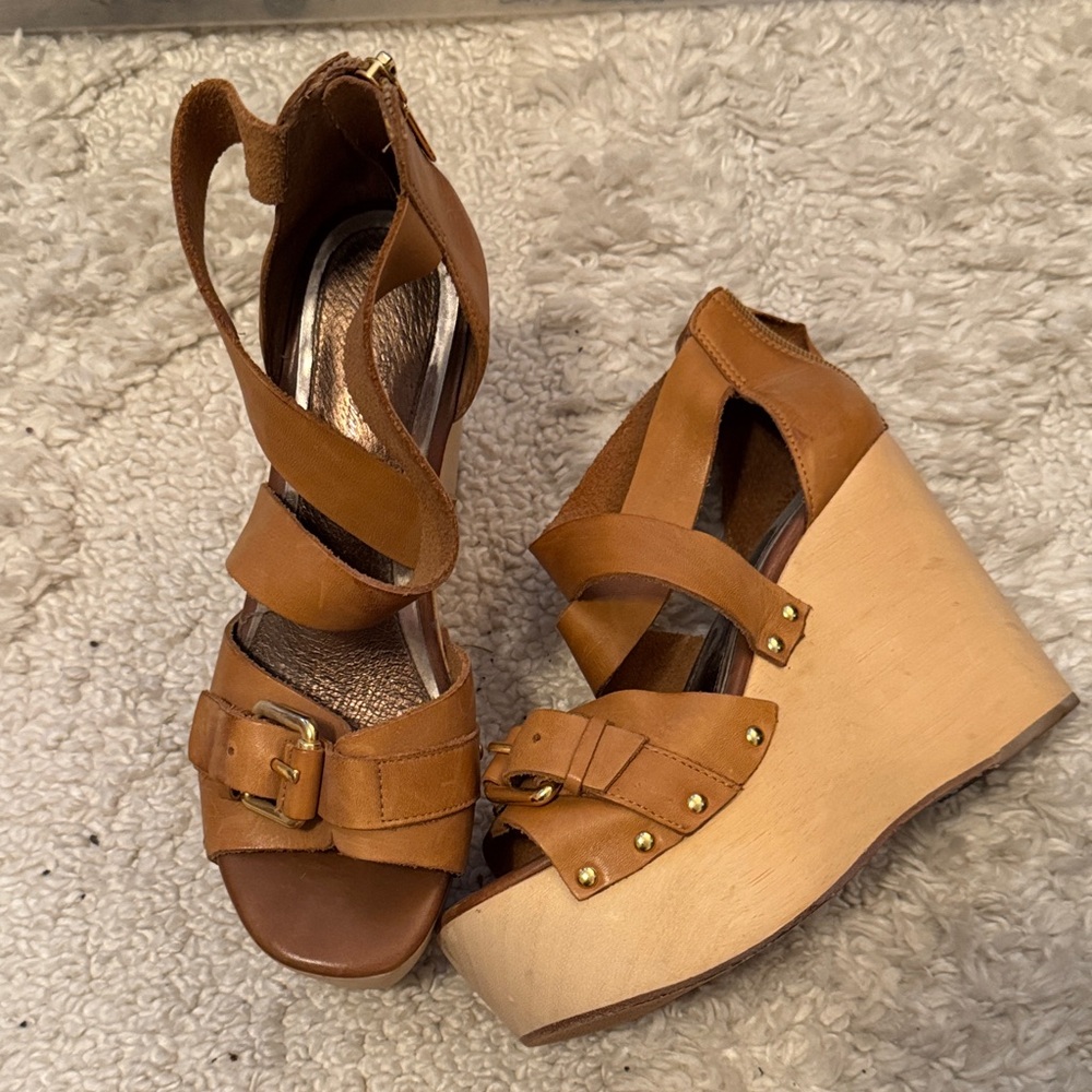 Stylish Tan Leather and Wood Platform Sandals w Gold Studs and Buckles.